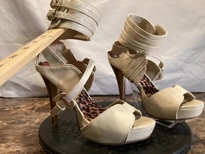 Fredericks Of Hollywood Damen-Heels cremefarben Schnalle Riemen Größe 7,5 - Bild 1 von 12