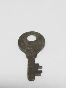 ANTIQUE EAGLE LOCK CO. FLAT STEEL KEY STAMPED 040 V 2 - Picture 1 of 6