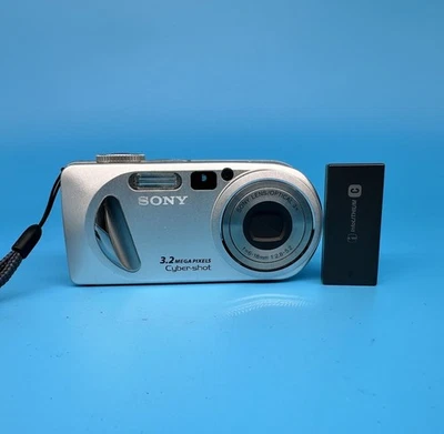 Sony Digital Camera Cybershot DSC-P8 3.2MP Silver Tested - Image 1 of 4