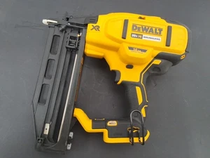 DeWalt DCN662 20V Max XR calibre 16 inalámbrico acabado recto (SOLO HERRAMIENTA) - Imagen 1 de 8