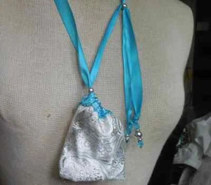 Wende Aqua Blau/Silber Brokat Kordelzug Halskette Medizin Tasche Geldbörse - Bild 1 von 8