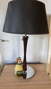 Unikat, Hawaii Mädchen Lampe mit schwarzem Lampenschirm Chromfuß und braunem Stiel - Bild 1 von 21