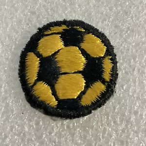 Balón de fútbol amarillo y negro 3/4” parche bordado GnuFashion - Imagen 1 de 3