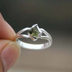 Anillo de plata esterlina 925 de piedra preciosa áspera natural moldavita talla 5-10 regalo para ella - Imagen 1 de 3