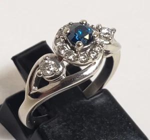 HERMOSO ANILLO DE COMPROMISO DE DIAMANTES AZULES Y BLANCOS DE ORO BLANCO DE 10k 3/8 quilates talla 3,75 - Imagen 1 de 16