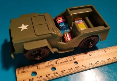 Jeep vintage Tim-Mee Aurora plástico verde ejército (con pegatinas héroe y estrella) Foto 1 de 4