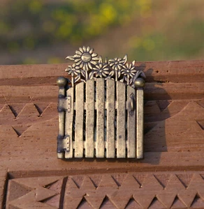 Hinged Gate Fence Flowers Easter Bunny Rabbit Carrot Metal Pin Pinback Brooch - Picture 1 of 8