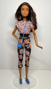 Muñeca Nikki Articulada 2015 en Barbie Fashionistas con Conjunto y Accesorios - Imagen 1 de 10