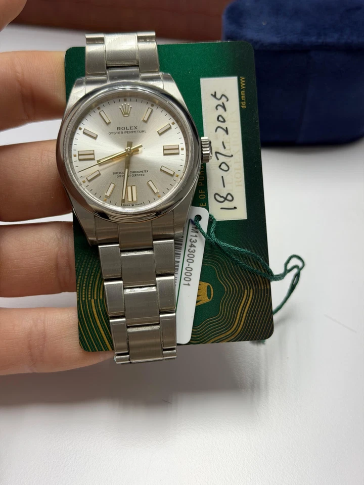 Reloj y tarjeta Rolex Oyster Perpetual 134300 41 mm plata Foto 1 de 1