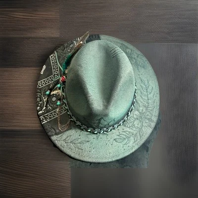 Bandana pintada a mano y quemada a mano, plumas, sombrero de festival Fedora Foto 1 de 4