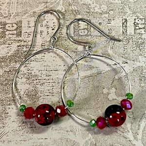 Pendientes colgantes de aros rojos y verdes en tono plateado de 1,5". Gancho francés. Navidad. S346 - Imagen 1 de 3