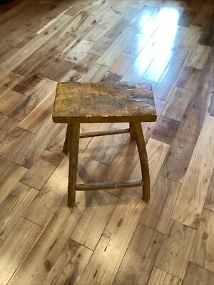 Taburete rústico vintage francés de campo primitivo Aix en Provence. Foto 1 de 4