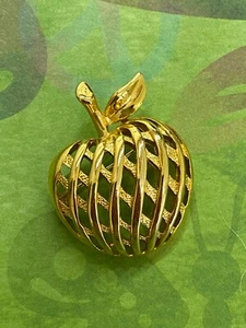 🍎Vintage Gold Tone Lattice Apple Shape Pin Brooch - Picture 1 of 4