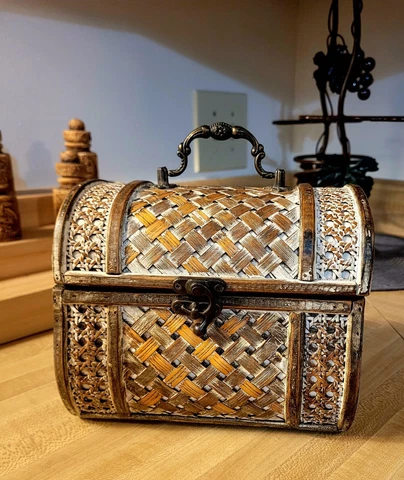 Decorative Wicker Chest w/ Metal Handle (7 x 5.5 x 6) Cover