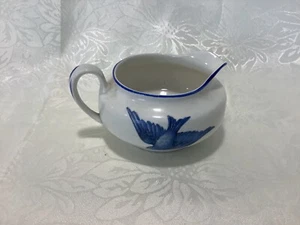 ANTIQUE K. T. & S—V CHINA BLUE BIRD CREAMER - Foto 1 di 7