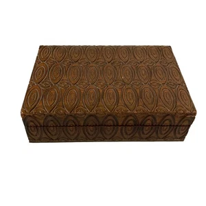 Handgeschnitzte Schmuckschatulle aus Holz mit geometrischem und Herzmuster - Bild 1 von 10