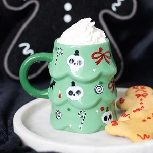FESTLICHE GRUSELIGE WEIHNACHTSBAUMFORM TASSE KAFFEE KÜCHE TASSE TEE WEIHNACHTEN ZUCKERSTANGE - Bild 1 von 3