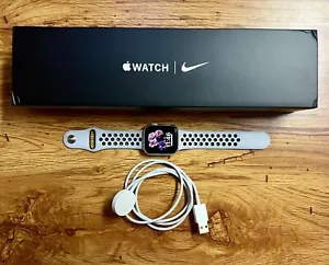 Apple Watch Series 5 Nike 40mm Estuche de Aluminio Plateado con 9 Bandas Extra! - Imagen 1 de 17