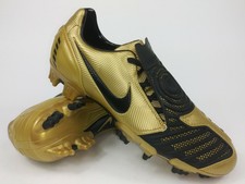 total 90 nike dorados