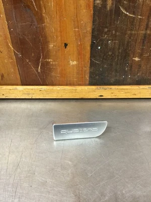 Audi TT MK1 • Emblema guantera OEM. #8N1 857 095. Usado. KQ499 Foto 1 de 4