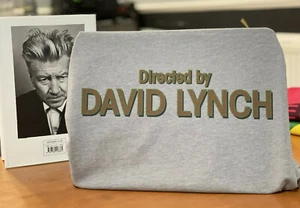 Camiseta Twin Peaks 'Dirigida por David Lynch Logo Inspirada en la Apertura Twin Peaks - Imagen 1 de 6