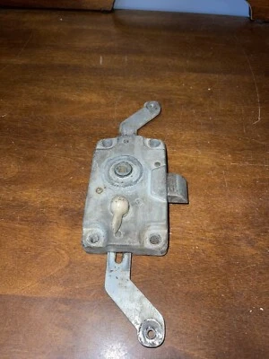 Mecanismo de bloqueo de puerta de carga dividida lateral de autobús Volkswagen tipo 2 VW 211 841 605 D Foto 1 de 4