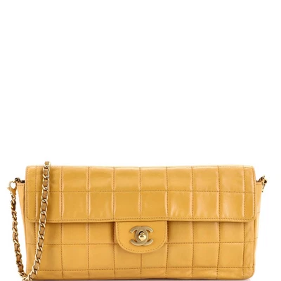 Bolso Chanel Barra de Chocolate Solapa Acolchado Piel de Cordero Este Oeste Foto 1 de 4