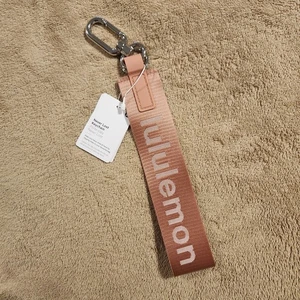 NEU MIT ETIKETT LULULEMON NEVER LOST SCHLÜSSELANHÄNGER DEKO PINK & HELLELFENBEIN - Bild 1 von 3