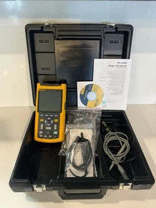 Fluke 124 Scopemeter In Case - Picture 1 of 5