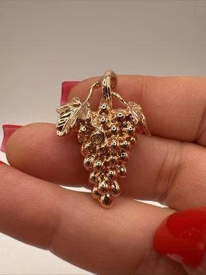 14ct Rolled Gold Pendant Sculpted Grapes Weighty Hallmarked 585RG Elegant Gift Foto 1 de 4