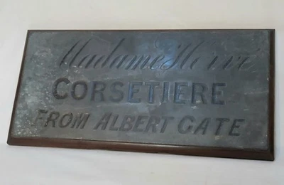 Antiguo letrero de tienda de bronce Madame D'Herve Corsetiere de Albert Gate Foto 1 de 4