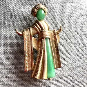 Vintage Asian Empress Geisha Green Faux Jade Gold Tone Brooch; Hattie Carnegie? - Picture 1 of 23