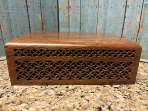 "Caja de baratija vintage de madera tallada a mano India con bisagras superior 10"" x 6"" x 3""" - Imagen 1 de 9