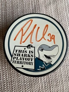 Tomas Plihal San Jose Haie signiertes Geheimnis Puck Nacht Haie Playoff-Territorium - Bild 1 von 3