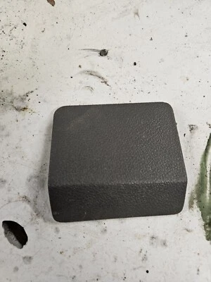 2005-2007 Ford Freestyle cinza cinto de segurança tampa parafuso, lado esquerdo - Imagem 1 de 3