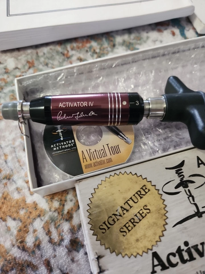 Instrumento Quiropráctico Activator IV con Herramienta de Ajuste de Caja y Tectbooks Foto 1 de 3