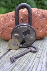 antikes Vintage Vorhängeschloss mit einem Schlüssel, funktionsfähig, Sammler, Hobby 25-12 - Bild 1 von 1