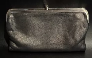 Portafoglio HOBO Double Kisslock Lauren Clutch Argento Metallizzato Bifold Pelle - Foto 1 di 8
