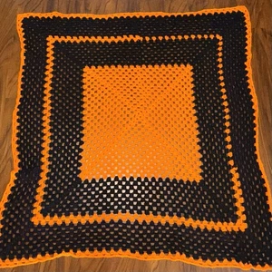 "Manta negra naranja afgana tejida hecha a mano 56" x 56"" otoño Halloween" - Imagen 1 de 4