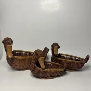 Juego De 3 Cestas Anidación Pato Ratán Mimbre Vintage Picos Madera MCM - Imagen 1 de 6