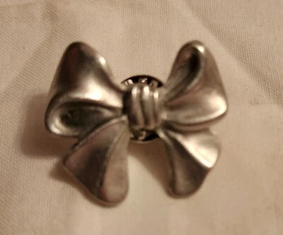 Broche con lazo de peltre fino diseño Lindsay Claire 1" Foto 1 de 2