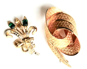 VINTAGE SIGNIERTES SET MIT 2 CHOR & COROCRAFT KNOTEN & BLUMENSTRAUSS SMARAGDBROSCHE - Bild 1 von 5