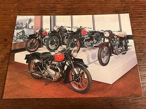 Postal vintage del Museo Nacional de Motocicletas Ariel Square cuatro modelos - Imagen 1 de 1
