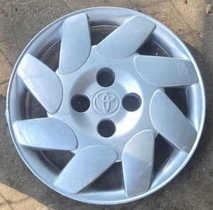 (1) Genuine OEM 2000-2002 Toyota Corolla 14" Hubcap Wheel Cover #C1 42621-AB040 - Picture 1 of 6