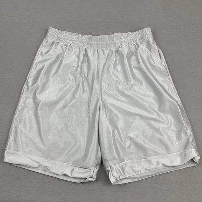 Pantalones Cortos Nike De Colección Para Hombre Medianos 2XL Gris Plata Atlético Baloncesto Gimnasio Y2K Foto 1 de 4