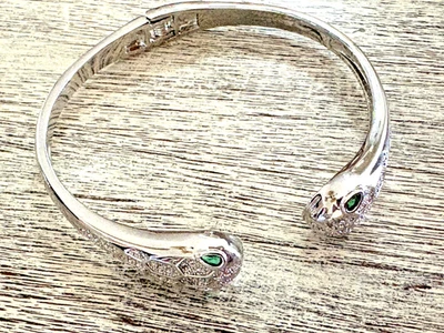 Brazalete Brazalete Serpiente Bisagras Blanco Pavé Estrás Ojos Verdes Tono Plata Foto 1 de 4