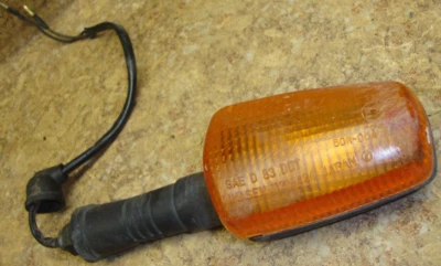 1996 Yamaha FZR600 FZR 600 R FZR600R luz de seta traseira lente haste montagem traseira - Imagem 1 de 3