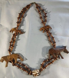 Collar de madera tallada a mano con cuentas de animales africanos león cebra rinoceronte leopardo - Imagen 1 de 10