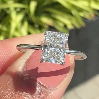 Anillo solitario de diamantes cultivados en laboratorio con certificación radiante CVD de 2,40 quilates de plata 925 Foto 1 de 4