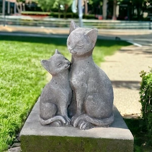 Anmutiges Katzenpaar beim Schmusen - Wetterfeste Steinguss-Skulpturen - Bild 1 von 16